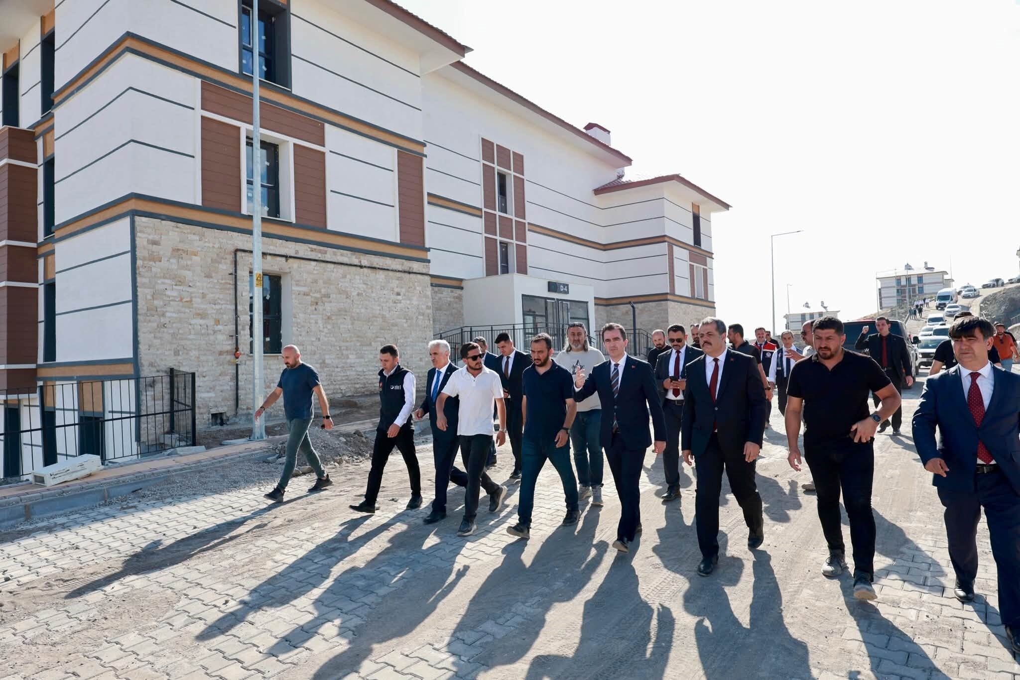 Vali Karakaya, Ahlat'taki Ahıskalı Türkleri TOKİ konutlarını inceledi