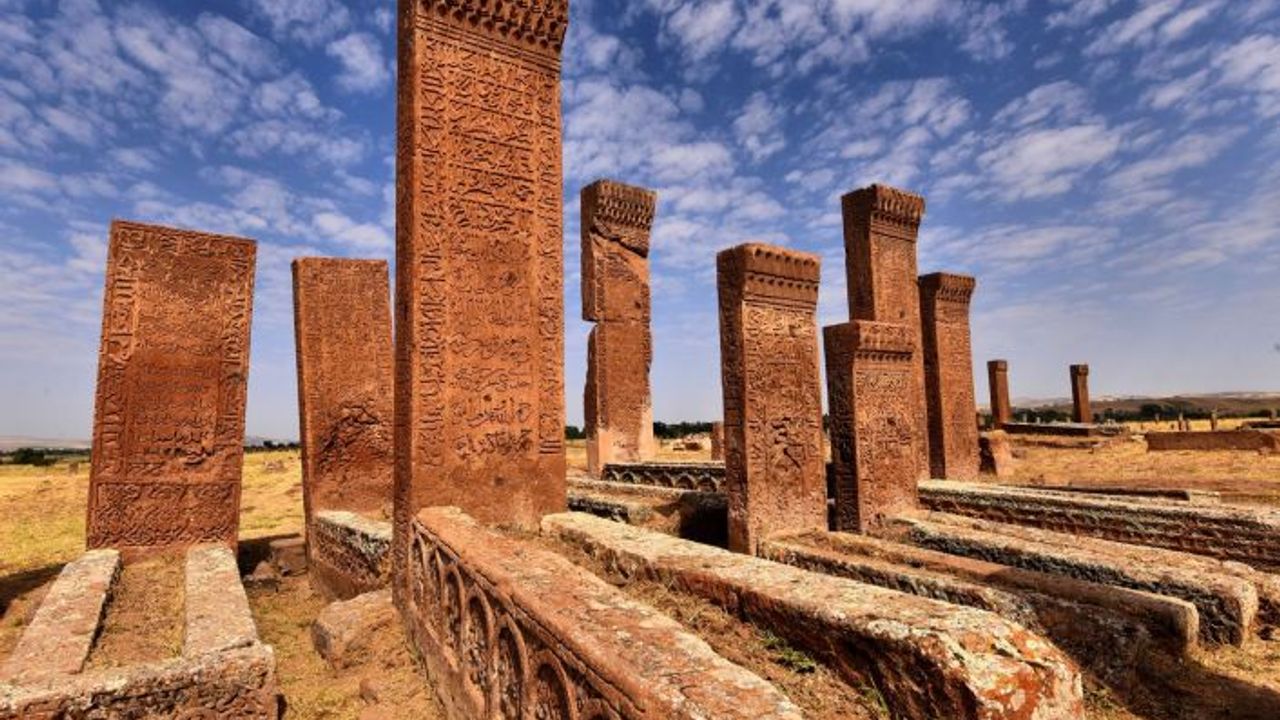 Ahlat’taki Tarihi Yapılar Karekod İle Tanıtılacak