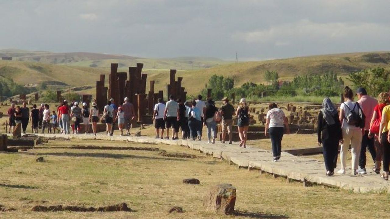 ‘Sakin Şehir’ Ahlat’ı Ayda 20 Bin Kişi Ziyaret Ediyor
