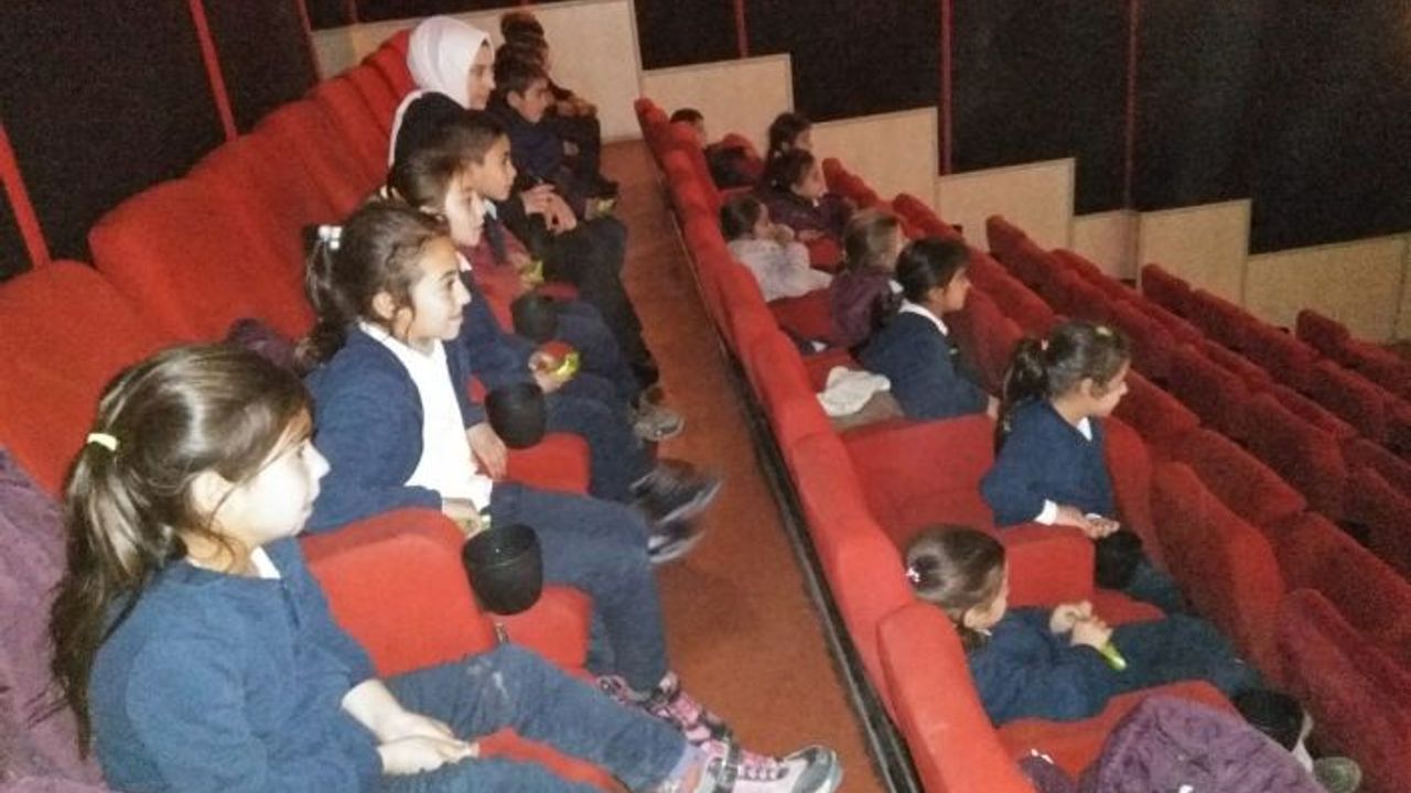 Kaymakam Erat’tan Köy Öğrencilerine Sinema Sürprizi