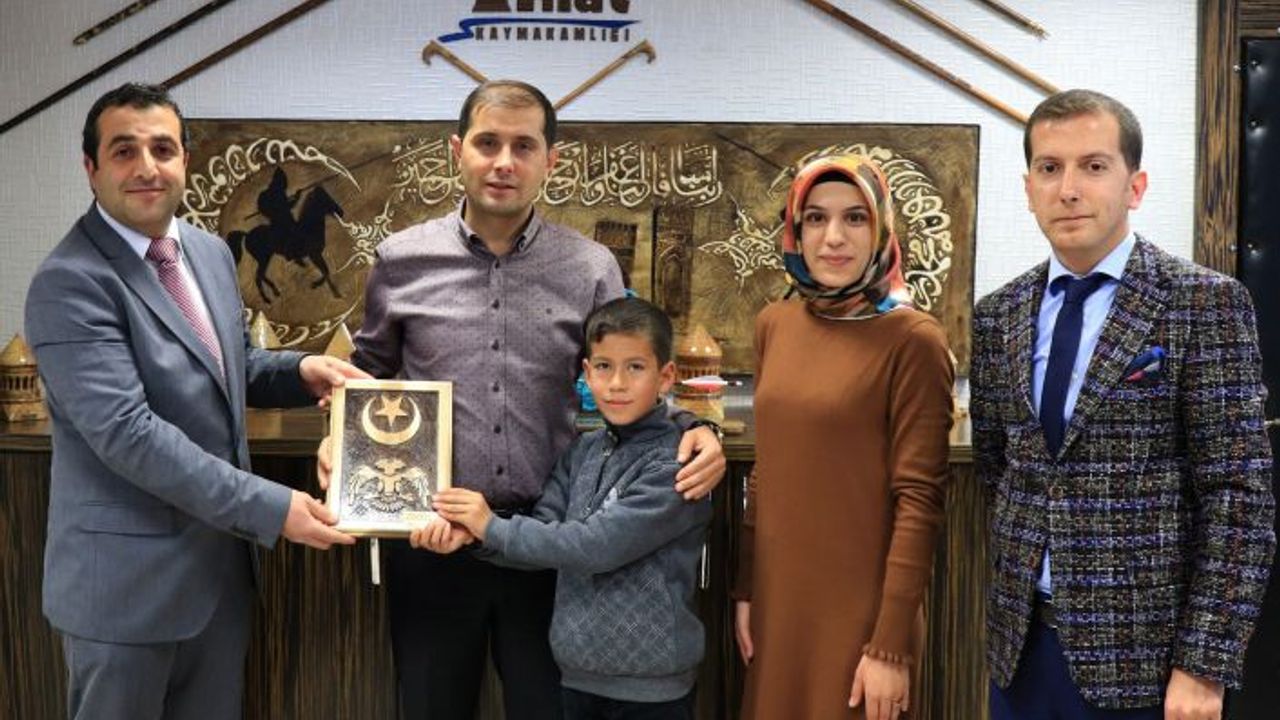 Minik Batuhan’dan Kaymakam Erat’a Teşekkür Ziyareti