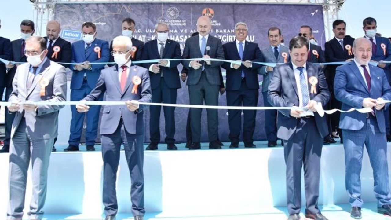Bakan Karaismailoğlu, Ahlat-Malazgirt Karayolunun açılışını yaptı
