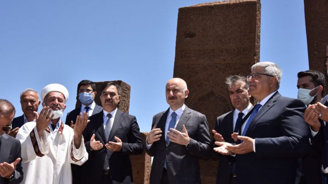 - Bakan Karaismailoğlu, Selçuklu Meydan Mezarlığı’nı ziyaret etti