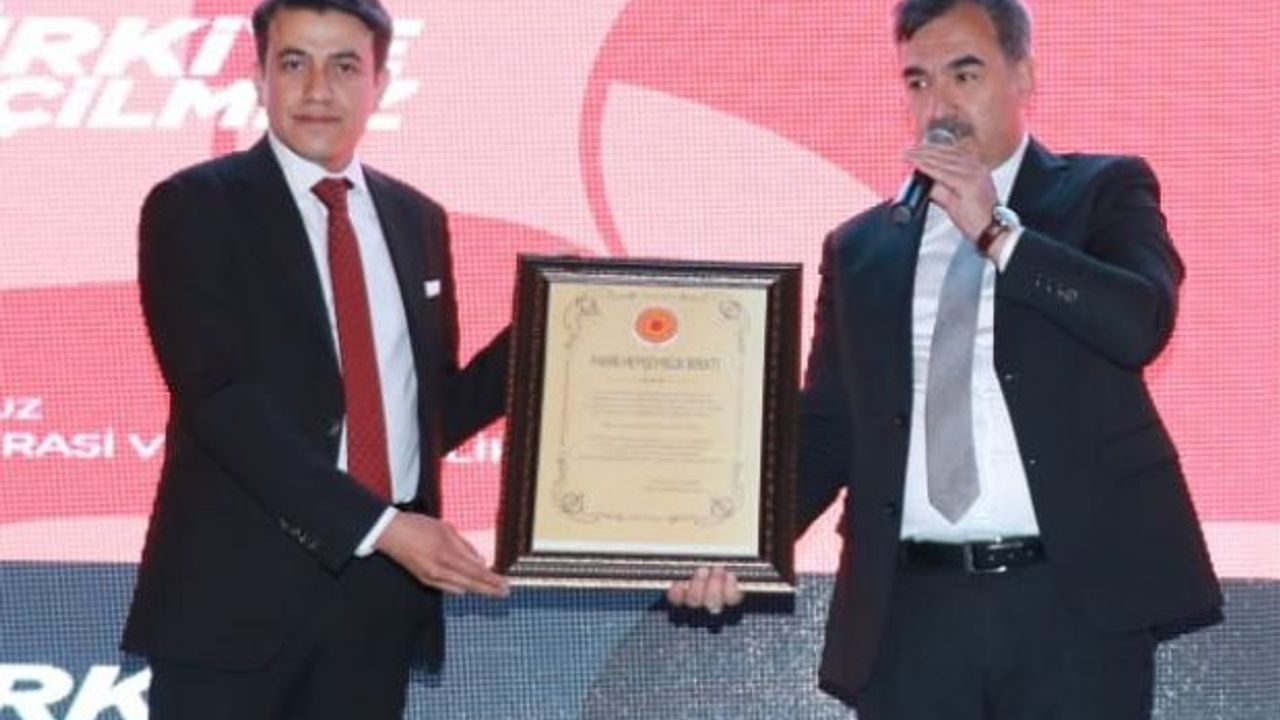 Kaymakam Fikret Dağ, Ahlatlıların ‘Fahri Hemşehrisi’ oldu