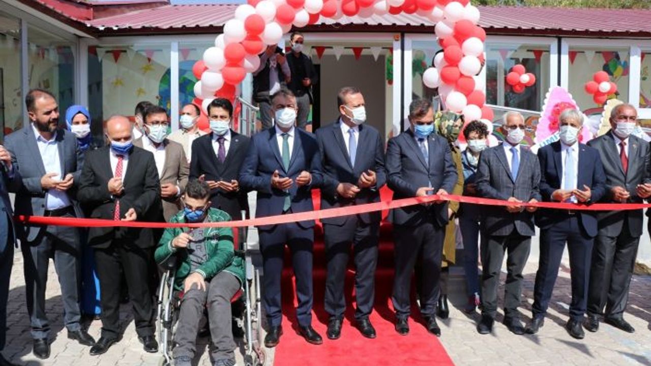 Ahlat’ta Saadet Ayber Özel Eğitim Uygulama Okulu törenle açıldı