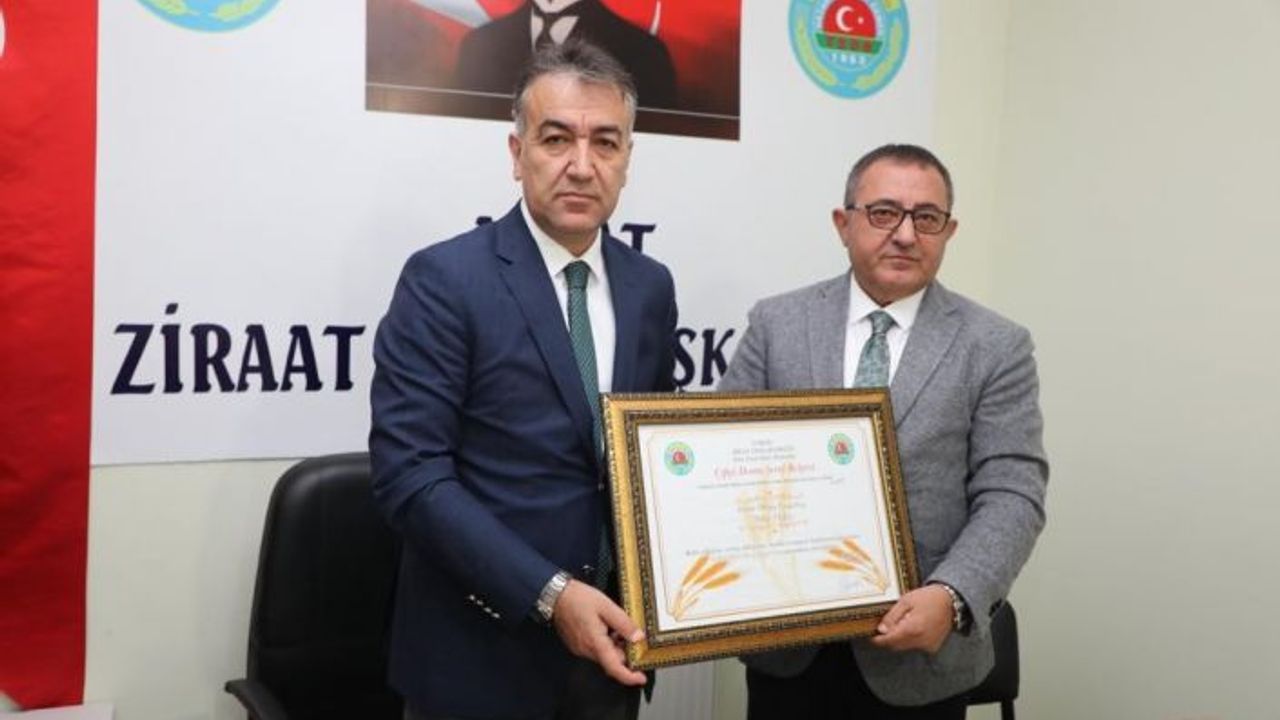 Bitlis Valisi Oktay Çağatay’a ‘Çiftçi Dostu Şeref Belgesi’ verildi
