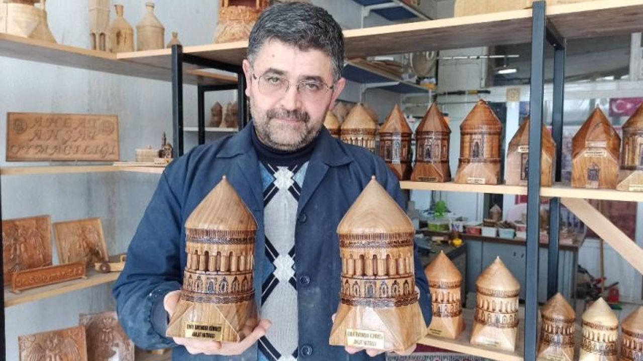 32 yıldır yaptığı maketlerle Ahlat’ın tanıtımına katkı sunuyor