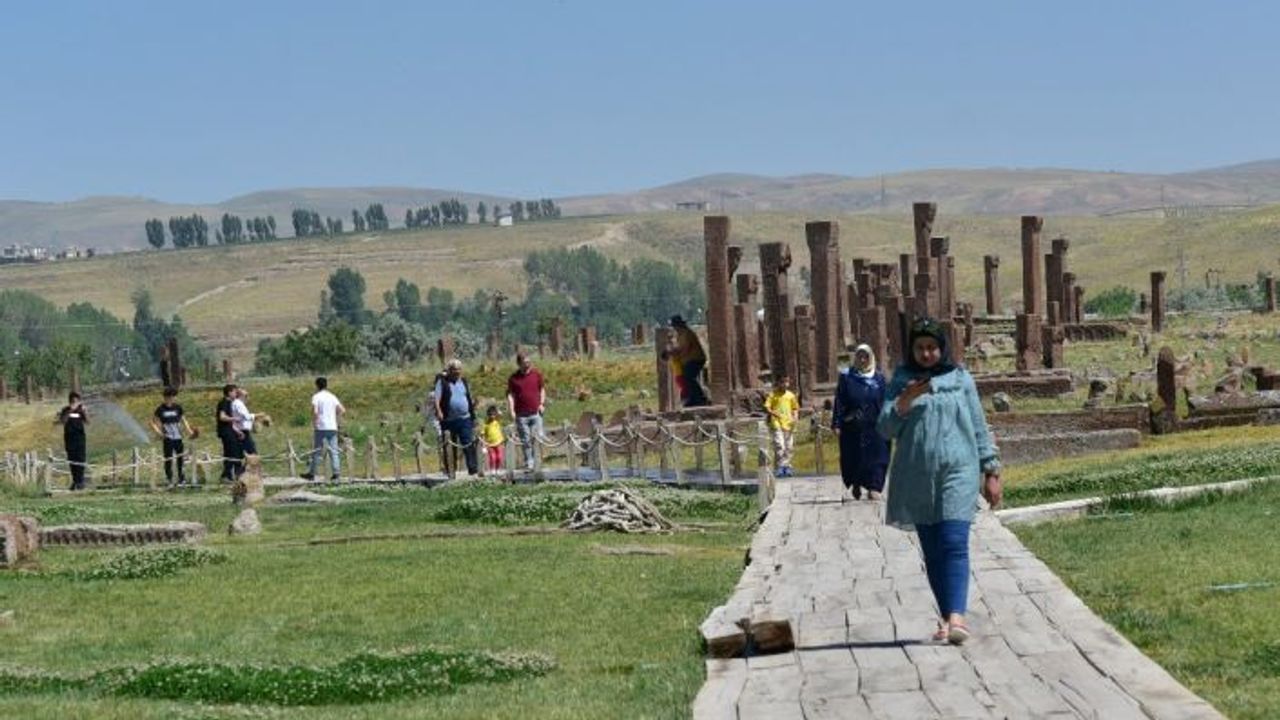 Açık hava müzesi Ahlat’ta bayram yoğunluğu