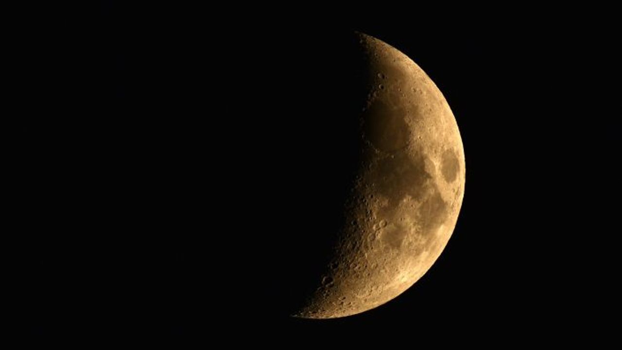Ahlat'ta ‘Yeni Ay’ hayran bıraktı