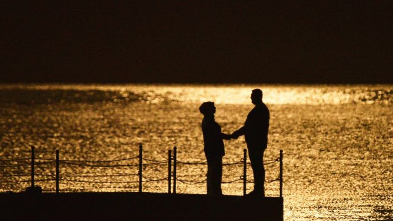 Van Gölü üzerinde yükselen dolunay ve yakamoz hayran bıraktı