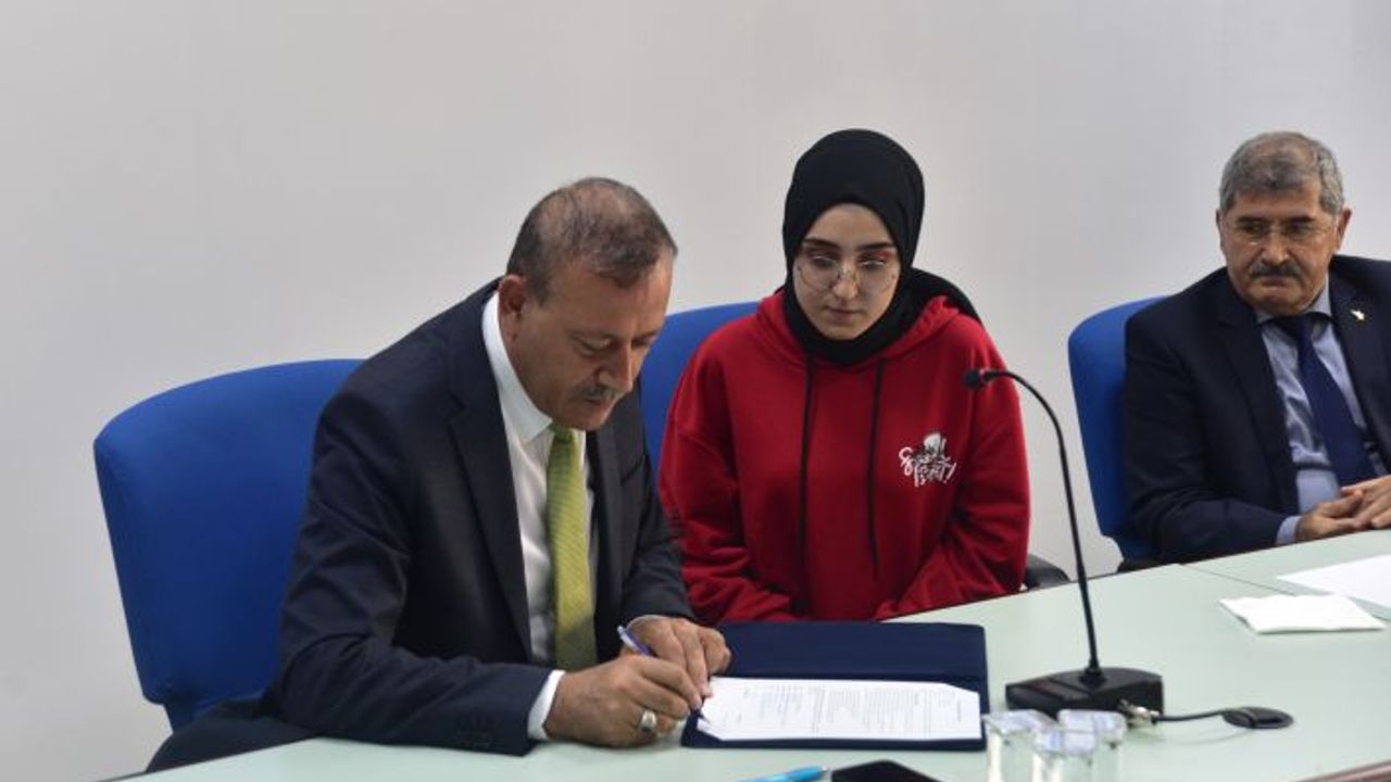 Ahlat Kanık Uygulamalı Bilimler Yüksekokulunda burs töreni
