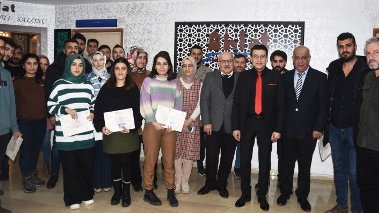 Ahlat’ta eğitimini tamamlayan genç çiftçi ve girişimciler sertifika aldı