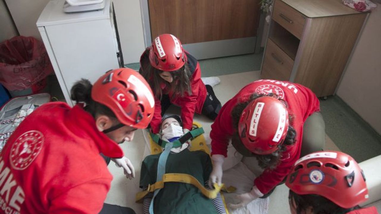 Ahlat Devlet Hastanesinde gerçeği aratmayan deprem tatbikat