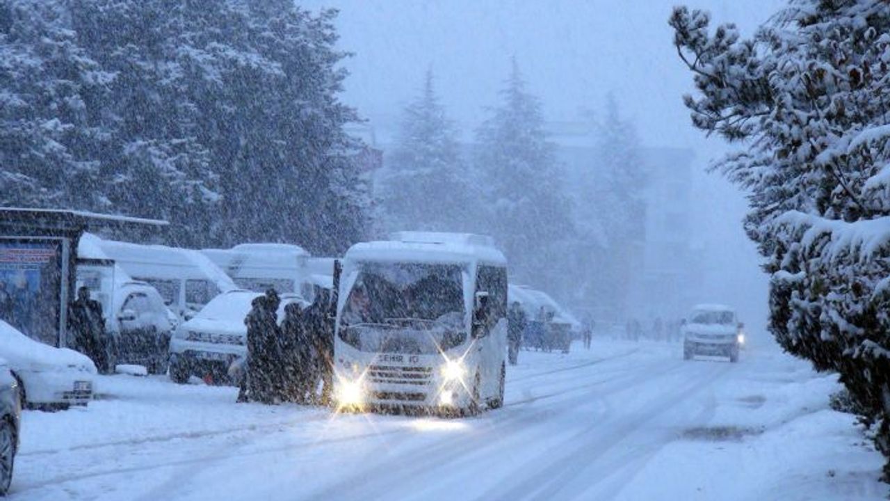 Ahlat’ta yoğun kar yağışı etkisini sürdürüyor