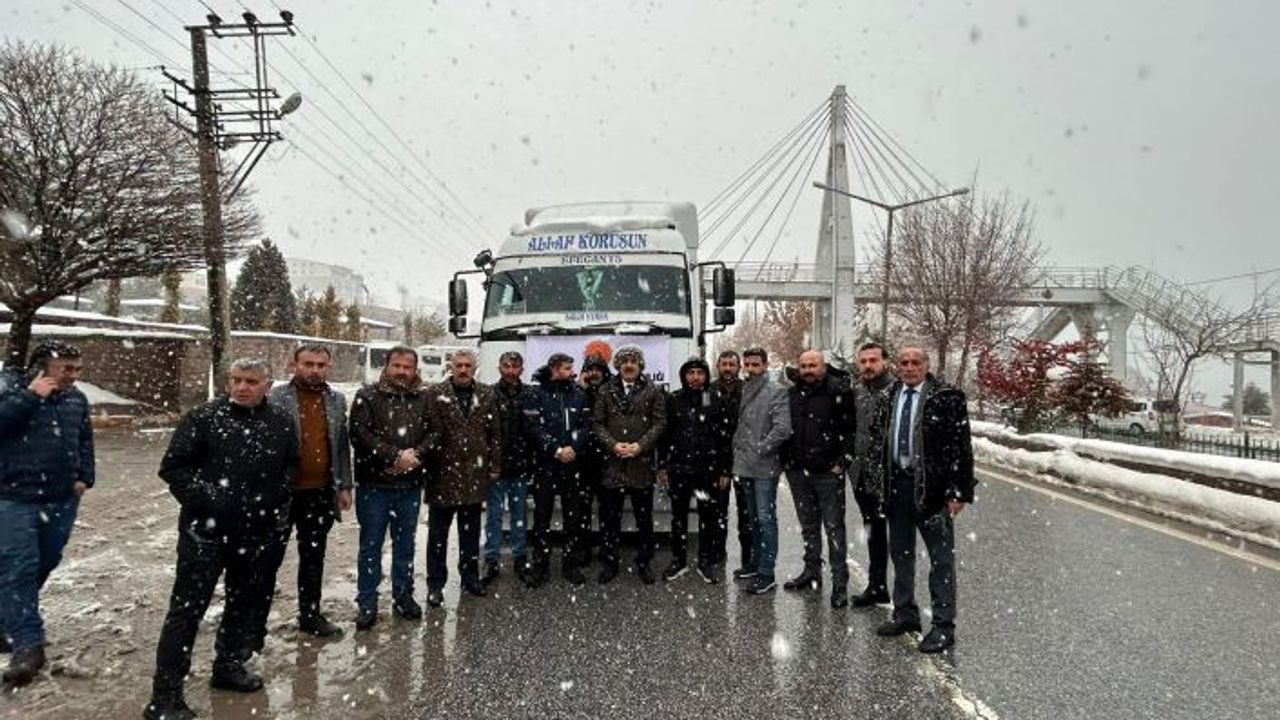 Ahlat’tan deprem bölgesine 4 tır yardım malzemesi gönderildi