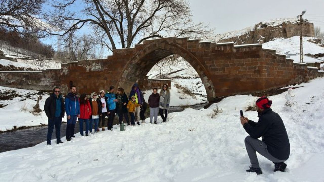 Batman'dan gelip Ahlat'ta karın sefasını sürdüler