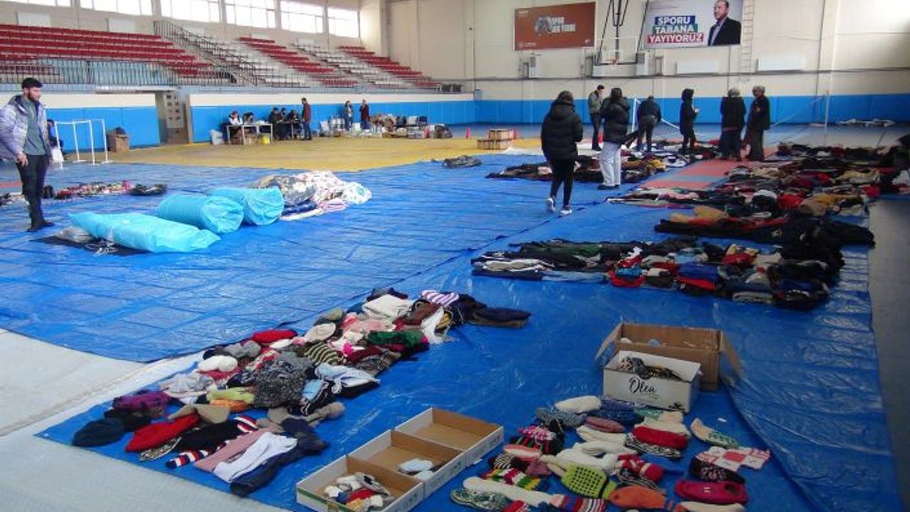 Kapalı spor salonu depremzedeler için ‘Sosyal Markete’ dönüştürüldü