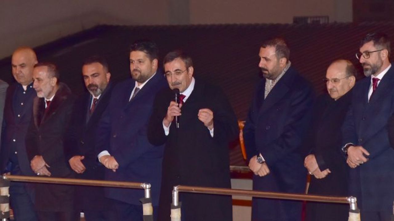 Cumhurbaşkanı Yardımcısı Yılmaz, Ahlat’ta halkla buluştu
