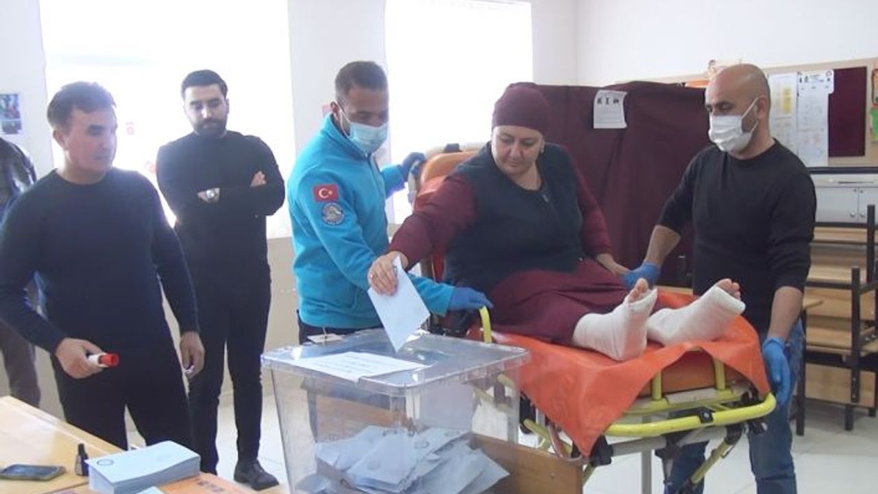 Yatağa bağımlı hastalar oy kullanmaya sedyeyle götürüldü