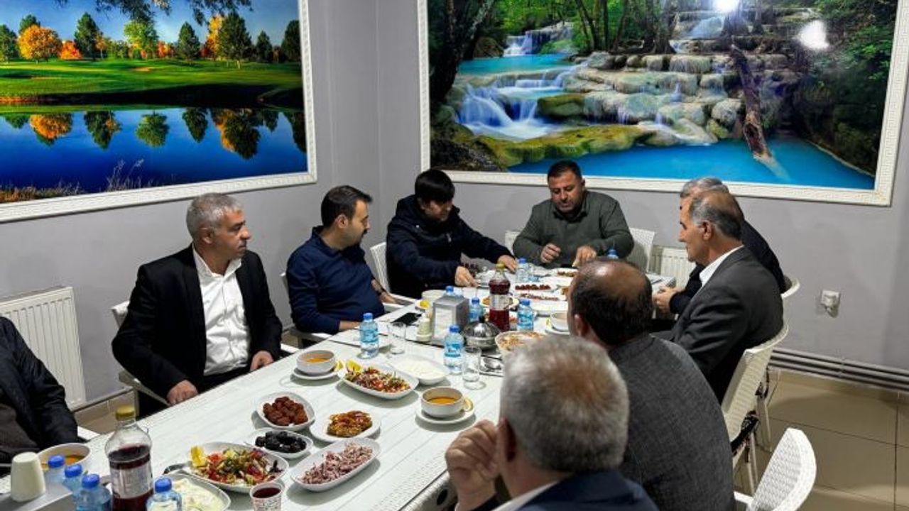Ak Parti Ahlat İl Genel Meclisi Üyesi Akgün, Köy Muhtarlarıyla İftarda Buluştu