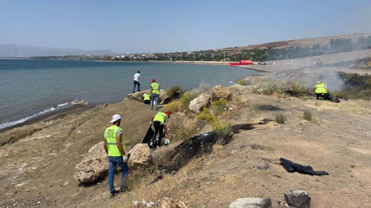 Ahlat Belediyesi’nden Van Gölü kıyılarında temizlik çalışması