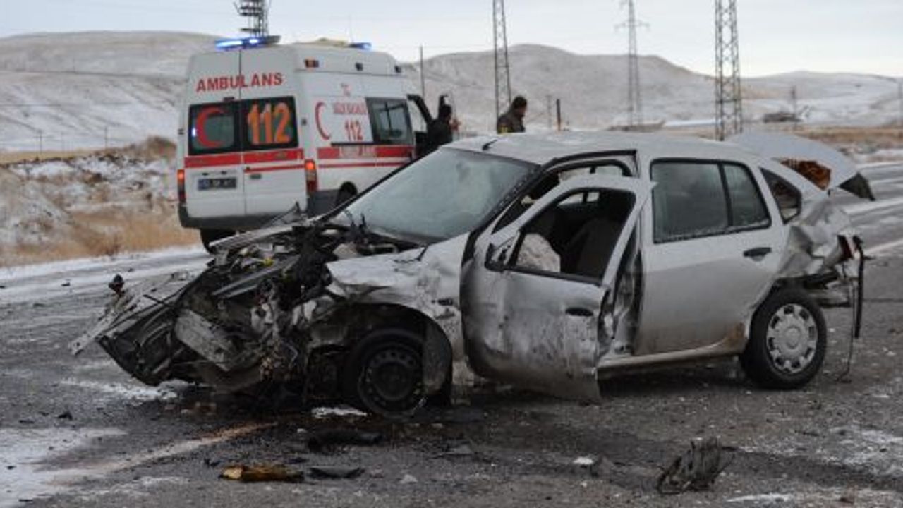 AHLAT-OVAKIŞLA KARAYOLUNDA TRAFİK KAZASI: 1 ÖLÜ, 2 YARALI  