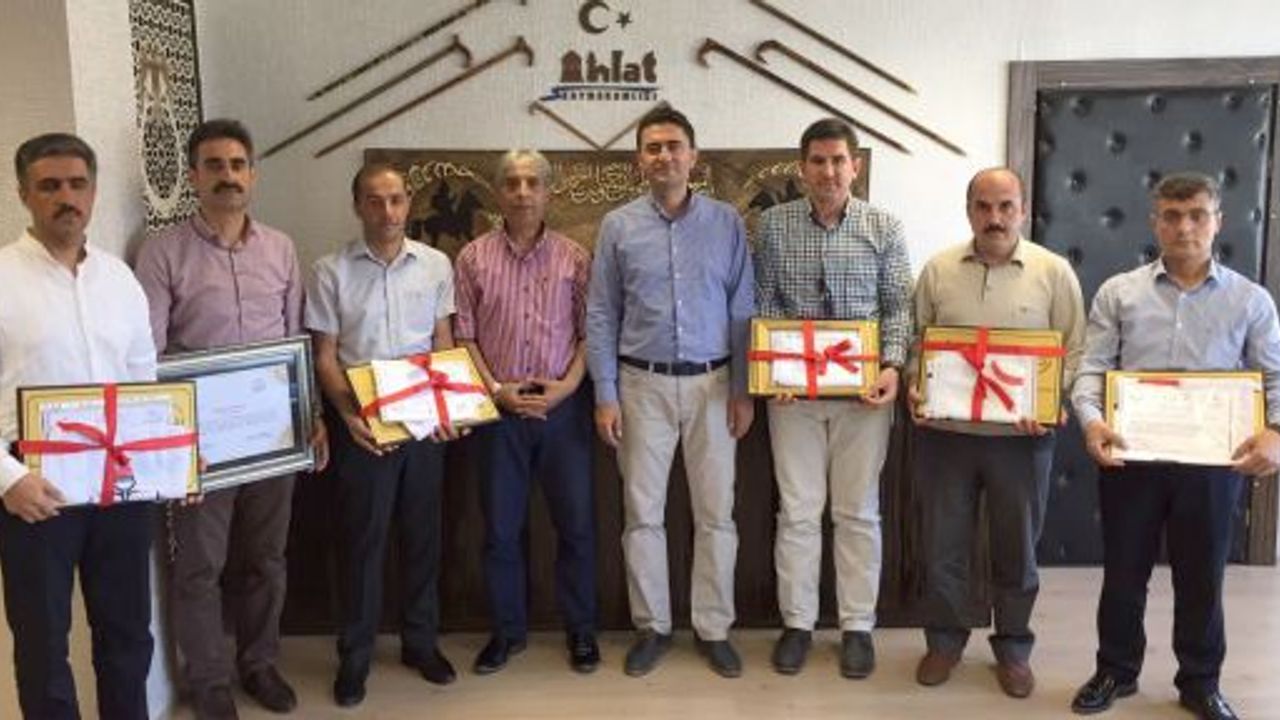 AHLAT'TA BEŞ OKUL BEYAZ BAYRAK, BİR OKUL İSE BESLENME DOSTU OKUL SERTİFİKASI ALDI
