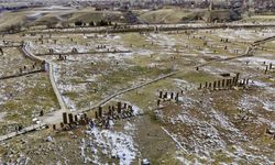 Kar örtüsüne bürünen Selçuklu Mezarlığı havadan fotoğraflandı