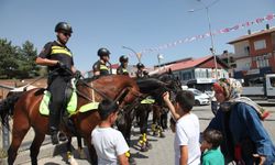 Atlı polisler  Ahlat'ta ilgi gördü