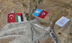 Ahlat'tan dünyaya mesaj: Türk ve Filistin bayrakları yanyana