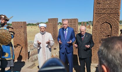 Cumhurbaşkanı Erdoğan Ahlat Selçuklu Kabristanını ziyaret etti