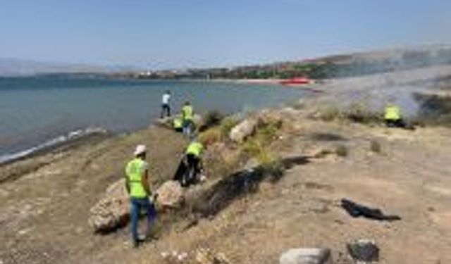 Ahlat Belediyesi’nden Van Gölü kıyılarında temizlik çalışması