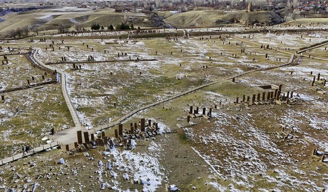 Kar örtüsüne bürünen Selçuklu Mezarlığı havadan fotoğraflandı