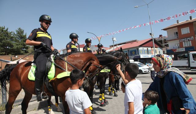 Atlı polisler  Ahlat'ta ilgi gördü