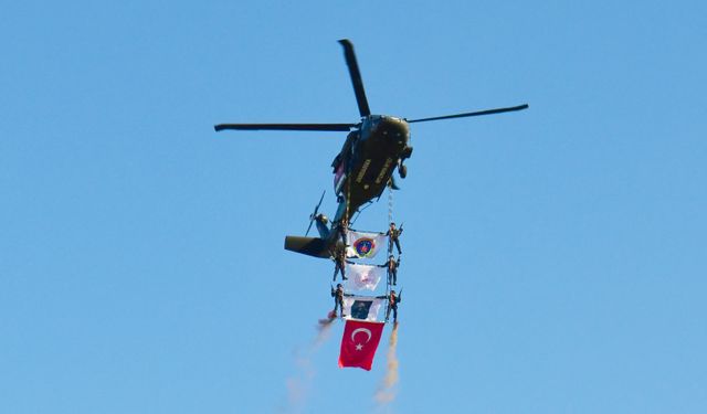 Çelik Kanatlar göz kamaştırdı