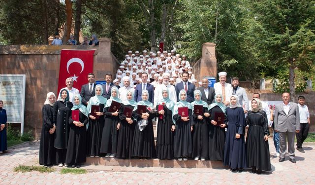 Ahlat'ta 83 hafız için icazet töreni düzenlendi