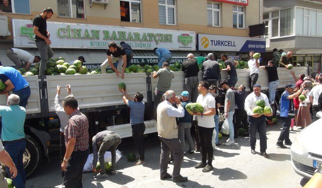 Hayırsever çiftçi Mesut Subaşı bedava 30 ton karpuz dağıttı