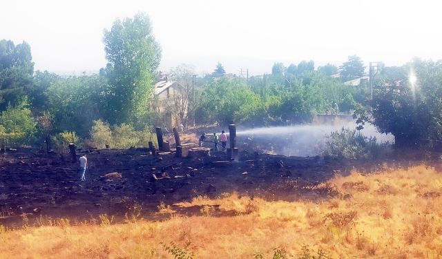 Tarihi mezarlıktaki yangın korkuttu