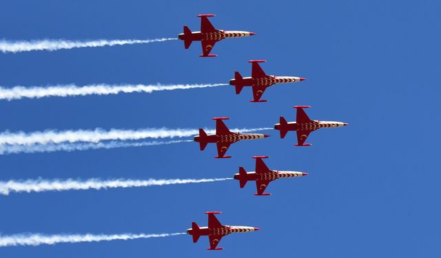Türk Yıldızları'nın gösterisi nefes kesti
