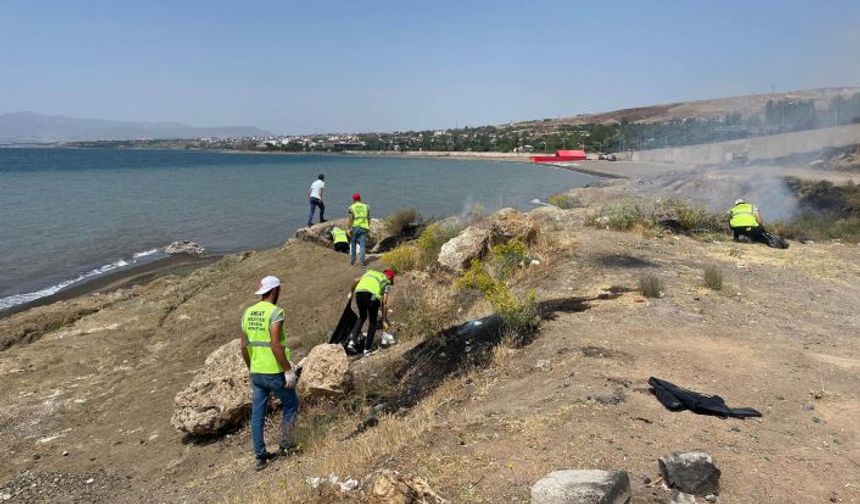 Ahlat Belediyesi’nden Van Gölü kıyılarında temizlik çalışması