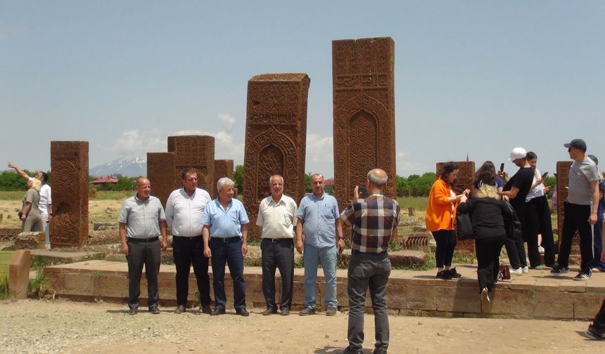 Açık hava müzesi Ahlat’ta Kurban Bayramı yoğunluğu yaşanıyor