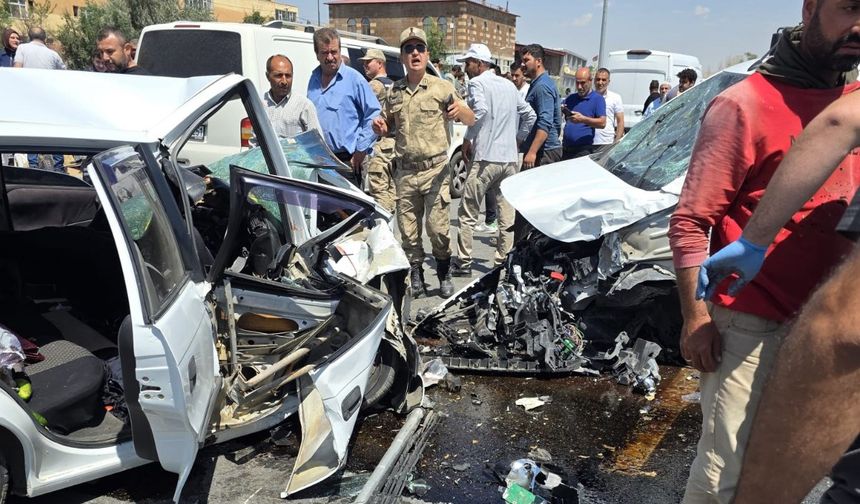 Ahlat’ta 3 aracın karıştığı kazada 9 kişi yaralandı