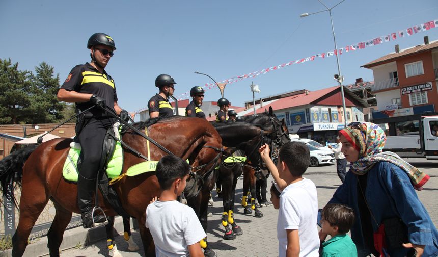 Atlı polisler  Ahlat'ta ilgi gördü