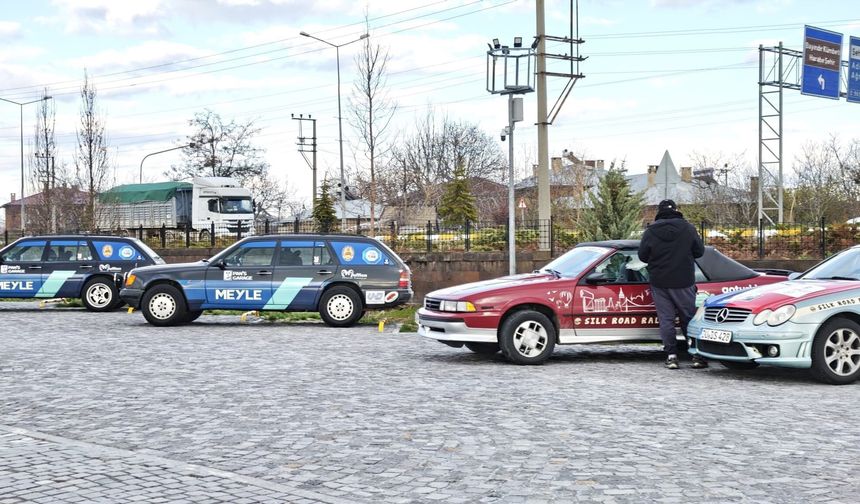 "Doğu-Batı Dostluk ve İpek Yolu Rallisi" Ahlat'ta