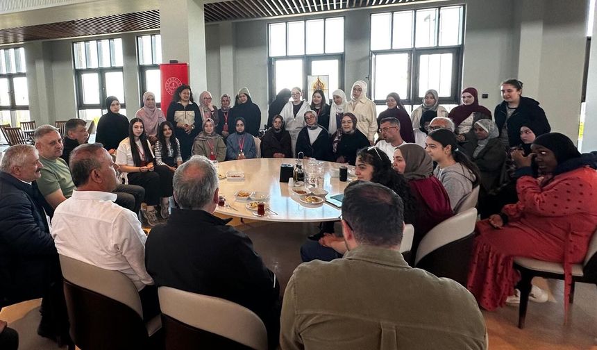 Yabancı uyruklu öğrenciler Ahlat Cumhurbaşkanlığı Külliyesi’nde ağırlandı