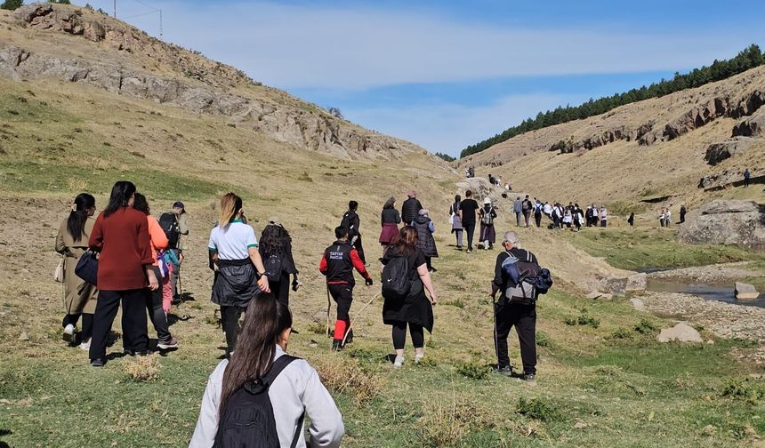 Doğaseverler Ahlat’ın tarihi ve doğal güzelliklerini keşfetti